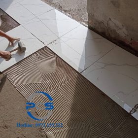 Thực hiện thi công dán gạch