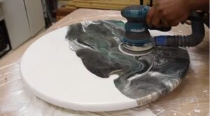 Đánh bóng hoàn thiện sản phẩm bằng tay hoặc máy chuyên dụng.