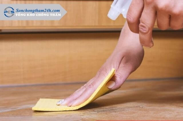 Hướng dẫn cách tẩy keo dán sàn gạch chi tiết từ A-Z 1 Bề mặt gạch nhám cần ưu tiên dùng hóa chất thẩm thấu lâu